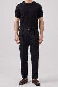 Tricou bărbătesc negru tricotat, croială regulată, guler rotund, mânecă scurtă
