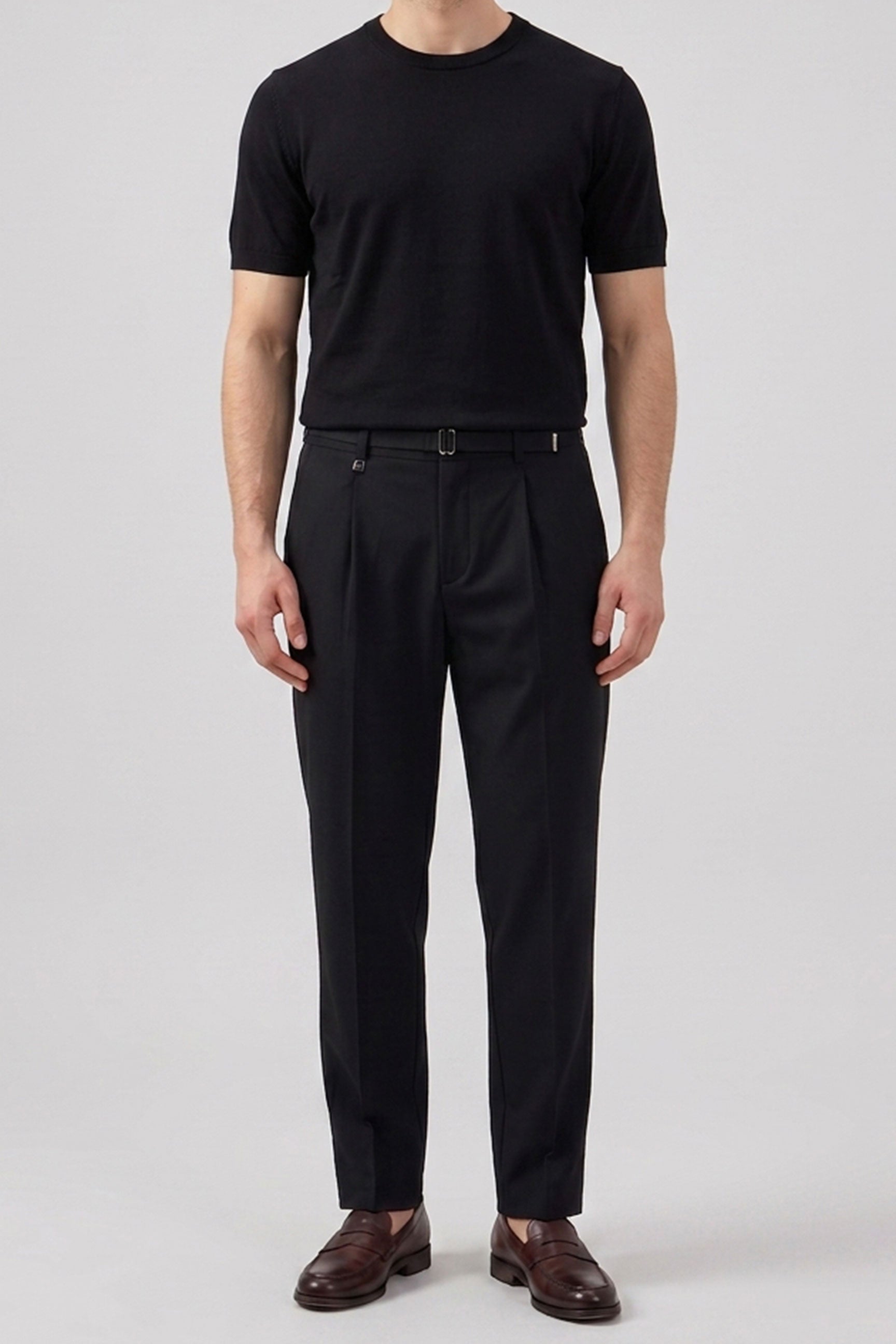 Tricou bărbătesc negru tricotat, croială regulată, guler rotund, mânecă scurtă