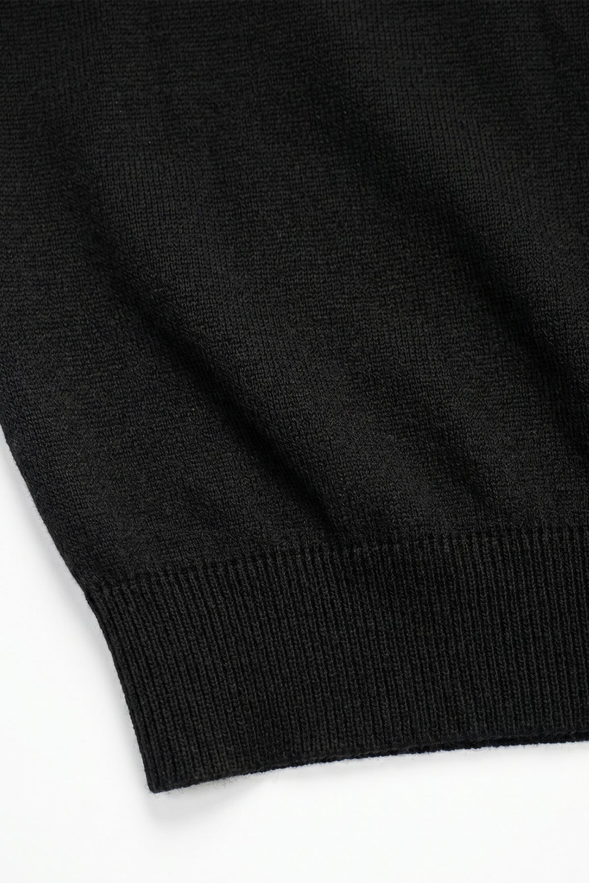 Tricou bărbătesc negru tricotat, croială regulată, guler rotund, mânecă scurtă