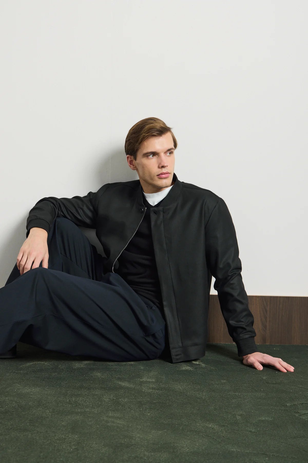 Jachetă bomber elegantă minimalistă neagră pentru bărbați