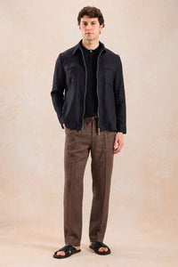 Set bărbătesc de jachetă neagră cu fermoar din in și pantaloni maro, ținută elegantă casual de vară