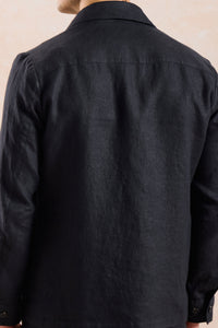 Set bărbătesc de jachetă neagră cu fermoar din in și pantaloni maro, ținută elegantă casual de vară