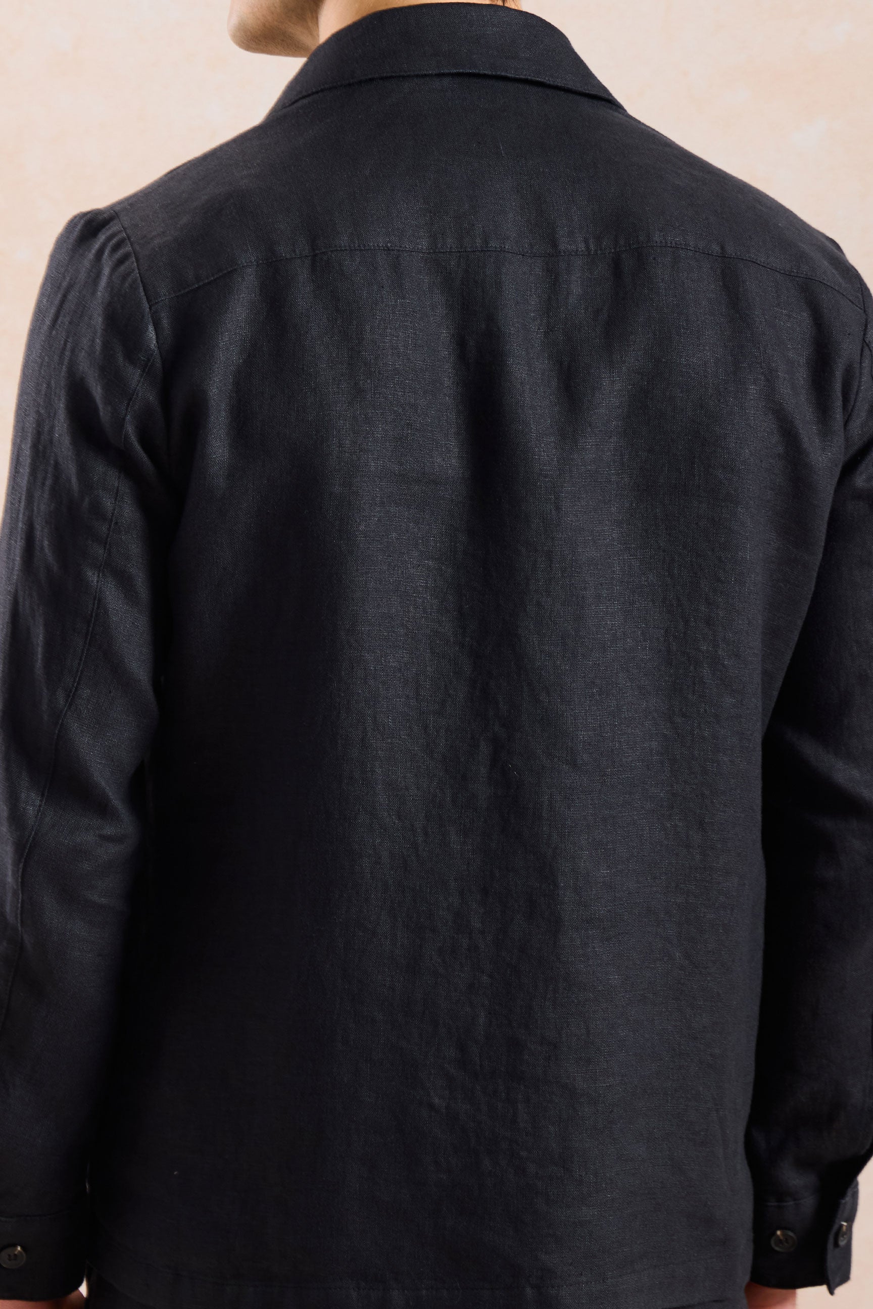 Set bărbătesc de jachetă neagră cu fermoar din in și pantaloni maro, ținută elegantă casual de vară