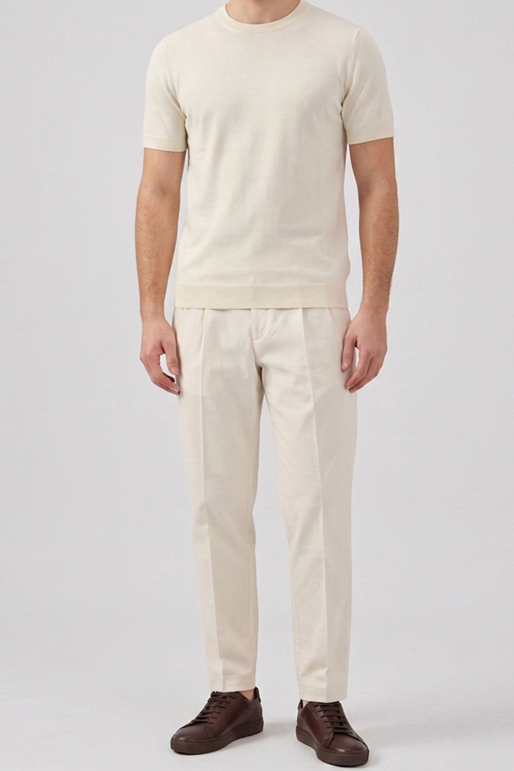 Tricou bărbătesc Off White tricotat, croială regulată, cu guler rotund, mânecă scurtă