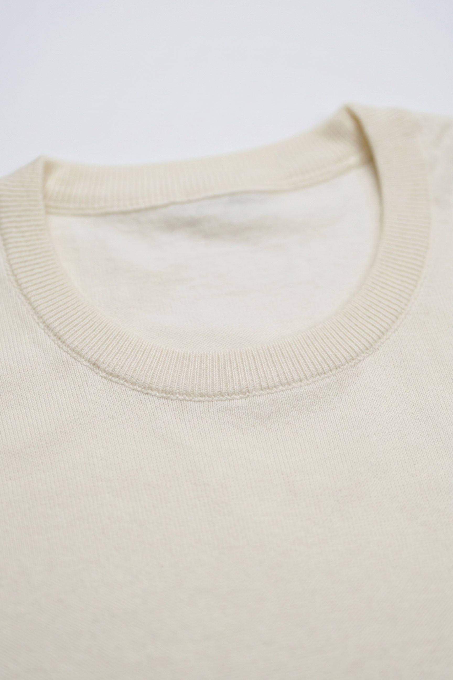 Tricou bărbătesc Off White tricotat, croială regulată, cu guler rotund, mânecă scurtă