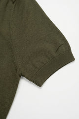 Tricou bărbătesc verde măsliniu, tricotat, croială regulată, cu guler rotund, mânecă scurtă