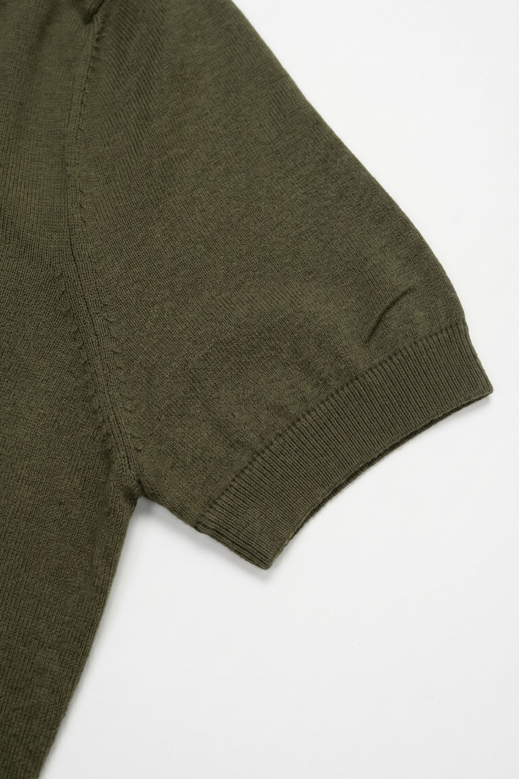 Tricou bărbătesc verde măsliniu, tricotat, croială regulată, cu guler rotund, mânecă scurtă