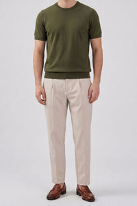 Tricou bărbătesc verde măsliniu, tricotat, croială regulată, cu guler rotund, mânecă scurtă