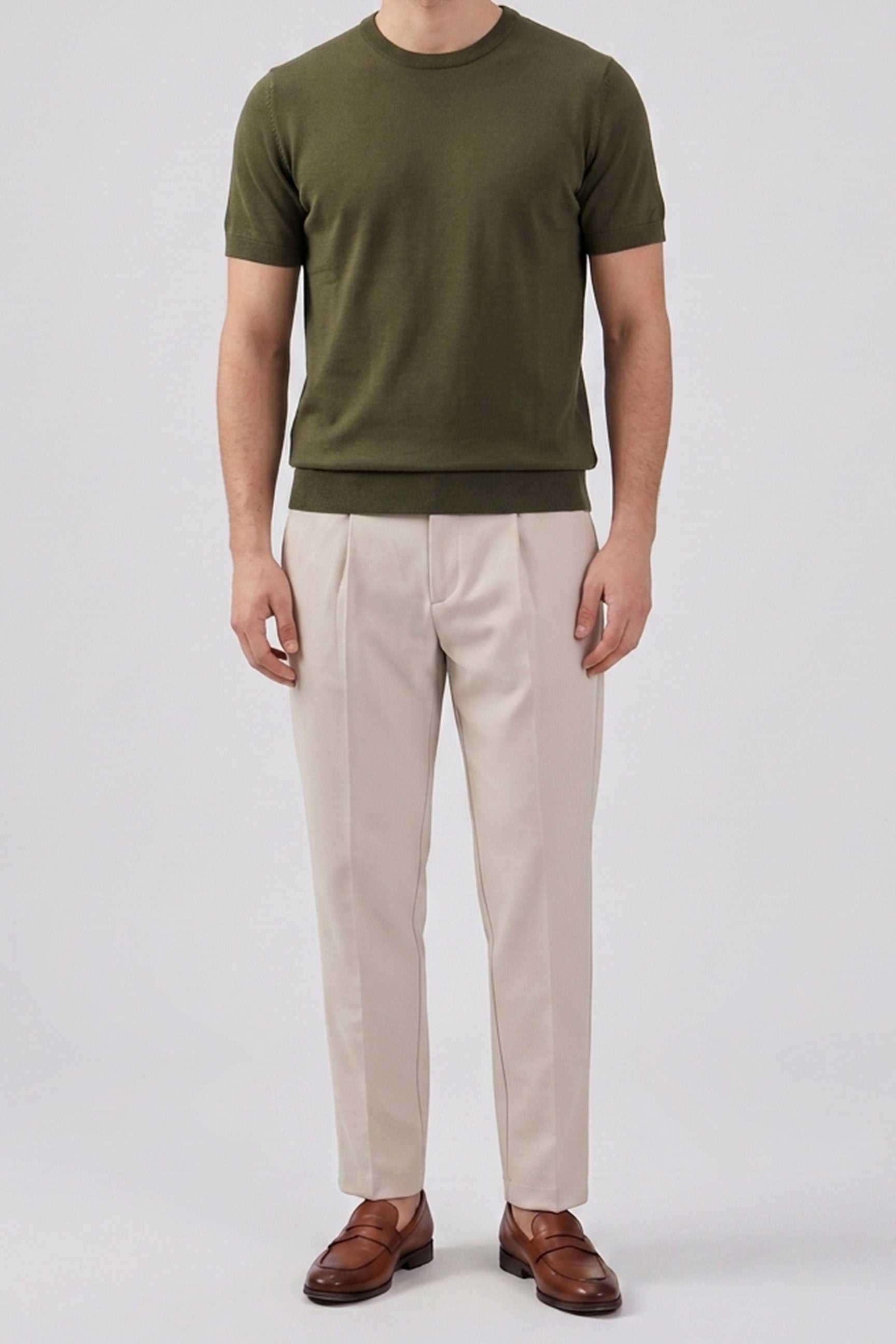 Tricou bărbătesc verde măsliniu, tricotat, croială regulată, cu guler rotund, mânecă scurtă