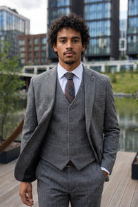 Cravată bărbătească maro în carouri herringbone din amestec de lână