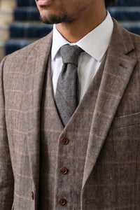 Cravată bărbătească gri în carouri herringbone din amestec de lână tweed