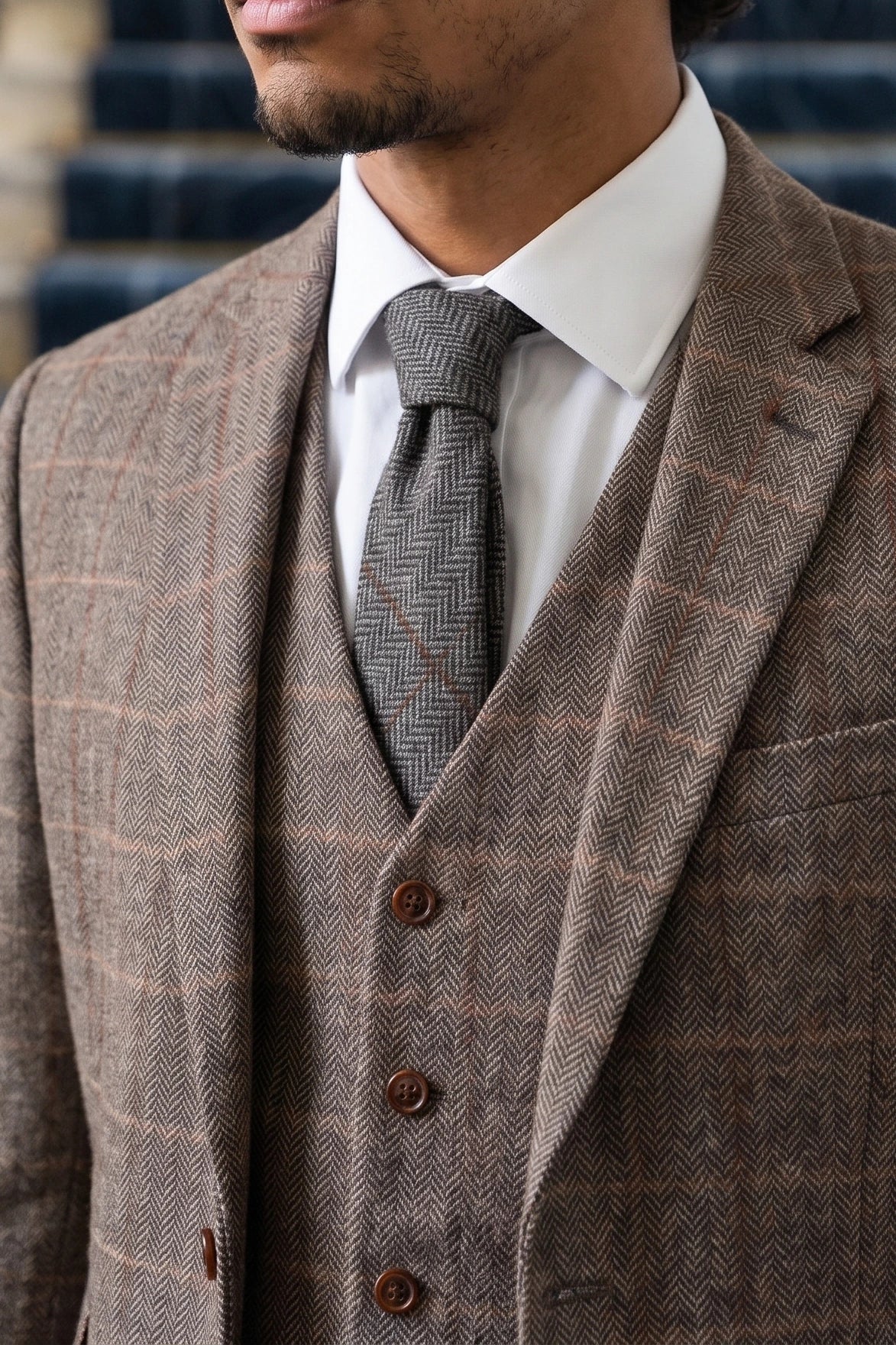 Cravată bărbătească gri în carouri herringbone din amestec de lână tweed