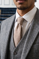 Cravată bărbătească maro deschis, model tweed din amestec de lână cu model herringbone