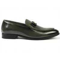 Mocasini bărbătești cu cataramă texturată și fundă în față, cu aspect emblematic