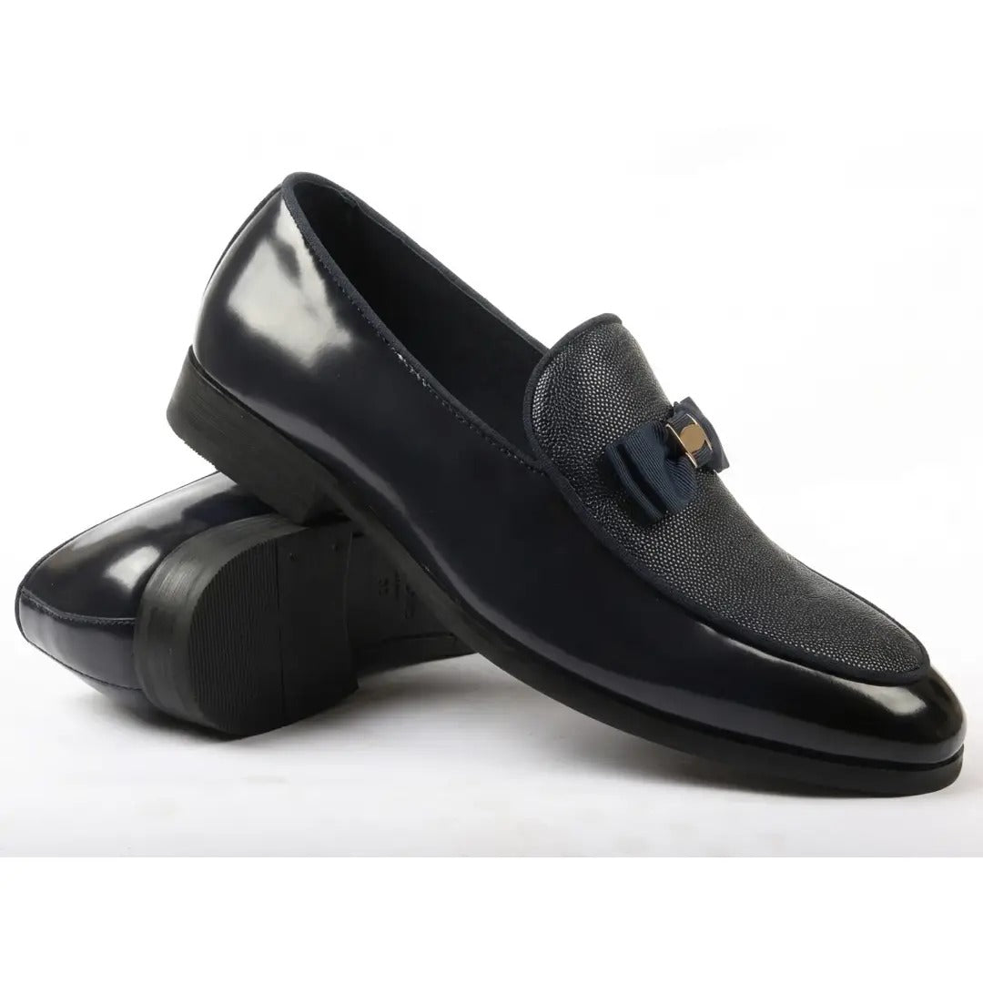 Mocasini bărbătești cu cataramă texturată și fundă în față, cu aspect emblematic