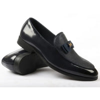 Mocasini bărbătești cu cataramă texturată și fundă în față, cu aspect emblematic