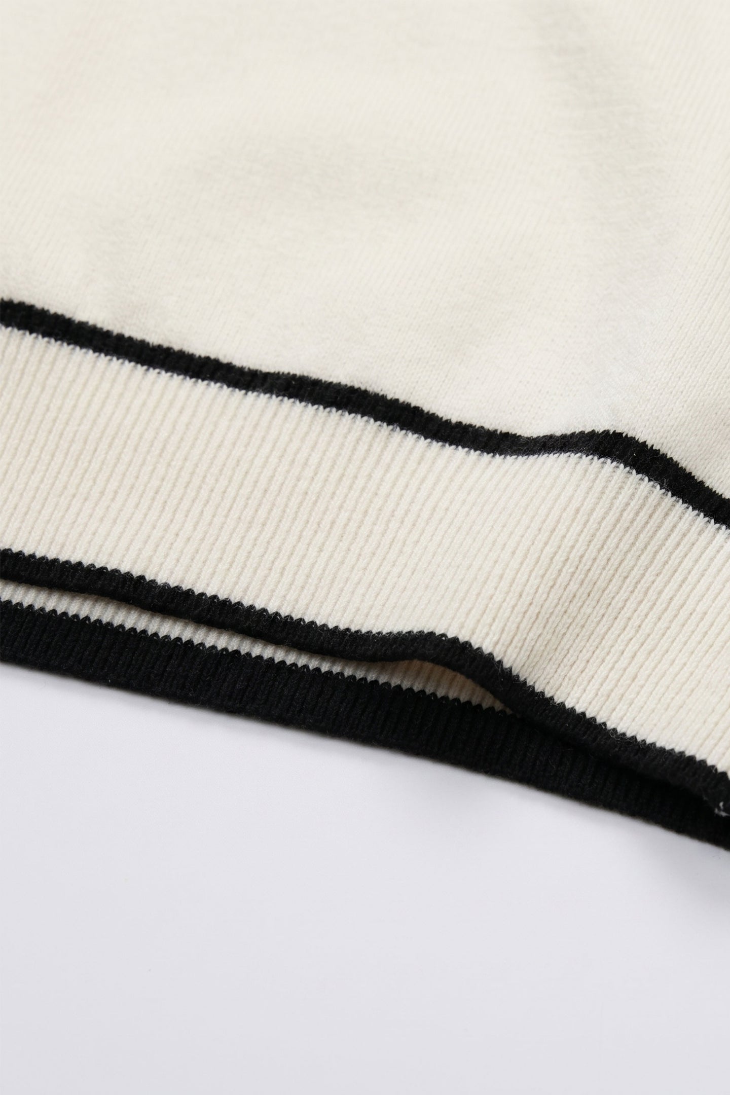 Tricou tricotat alb-gălbui pentru bărbați, croială regulată, cu garnitură contrastantă, guler rotund
