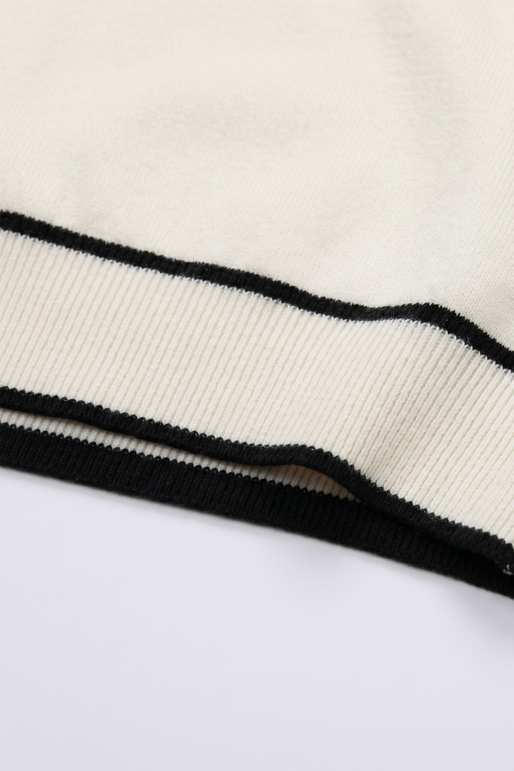 Tricou tricotat alb-gălbui pentru bărbați, croială regulată, cu garnitură contrastantă, guler rotund