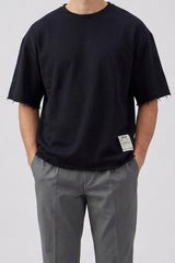 Tricou bărbătesc bleumarin închis, croială relaxată, cu margini brute, guler rotund din amestec de bumbac