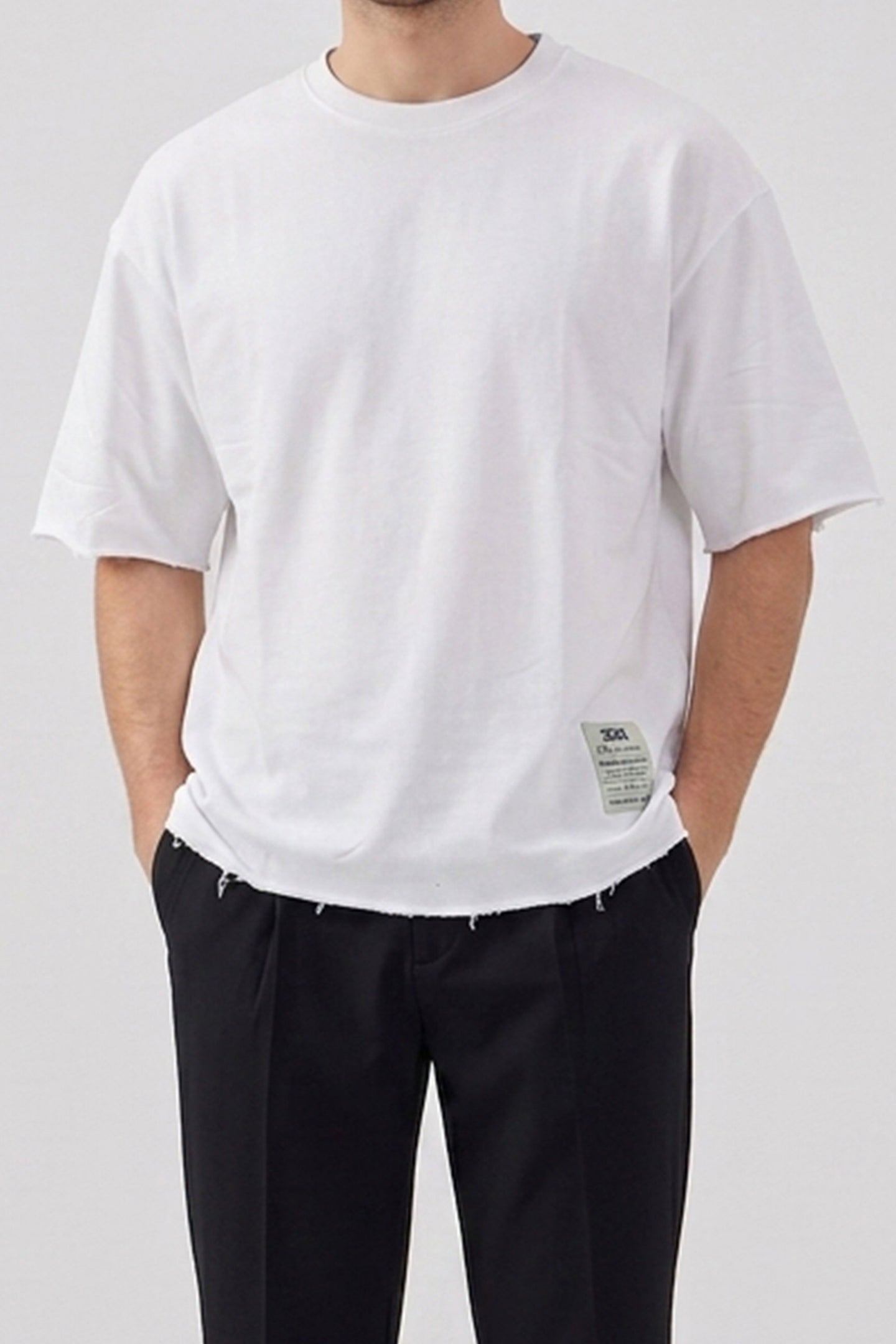 Tricou bărbătesc alb, cu croială relaxată, cu margini brute, guler rotund din amestec de bumbac