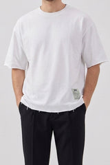Tricou bărbătesc alb, cu croială relaxată, cu margini brute, guler rotund din amestec de bumbac