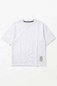 Tricou bărbătesc alb, cu croială relaxată, cu margini brute, guler rotund din amestec de bumbac