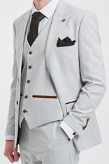 Costum Mark pentru bărbați, gri, în carouri, format din 3 piese, din tweed, cu finisaje maro, pentru nunți și baluri