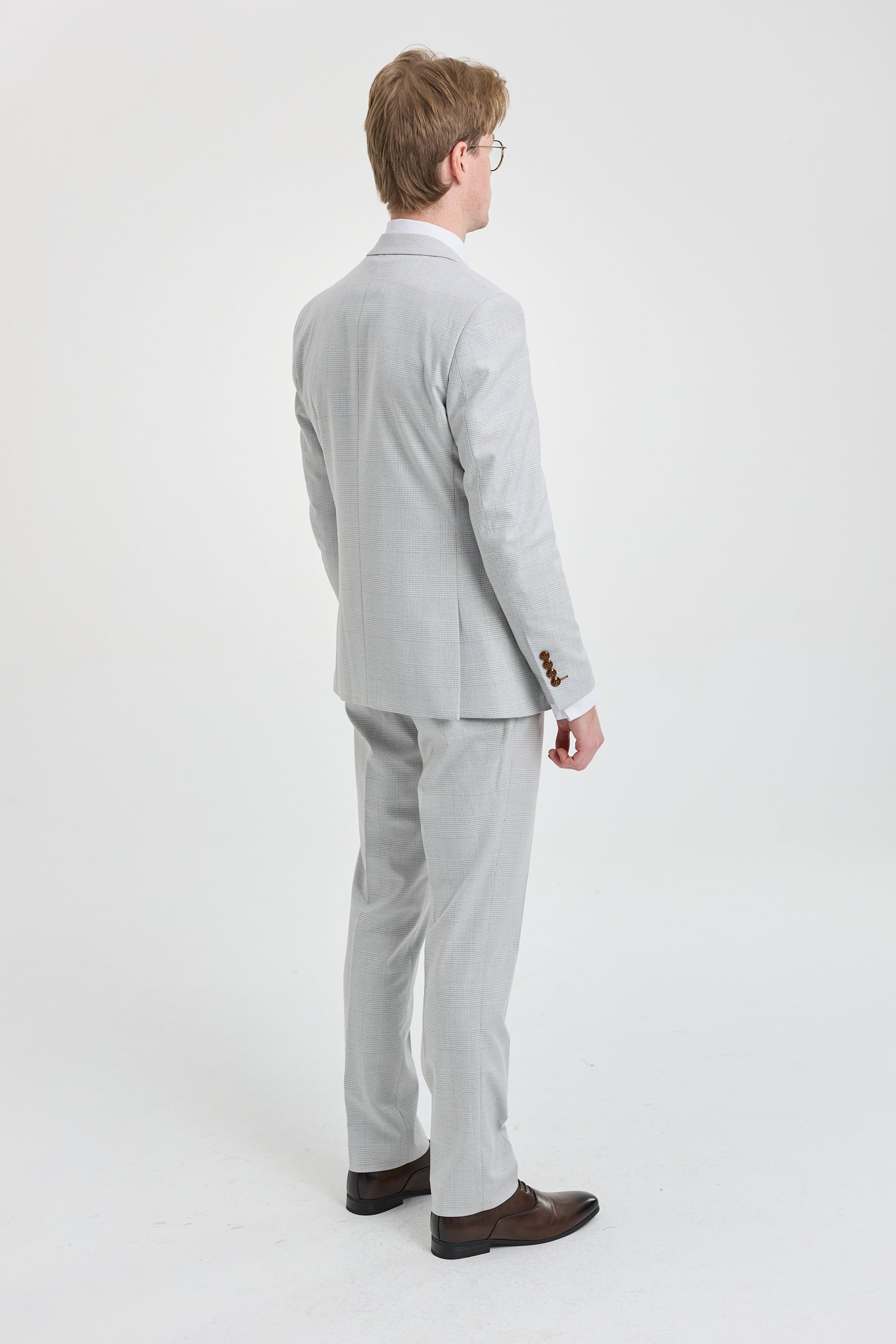 Costum Mark pentru bărbați, gri, în carouri, format din 3 piese, din tweed, cu finisaje maro, pentru nunți și baluri