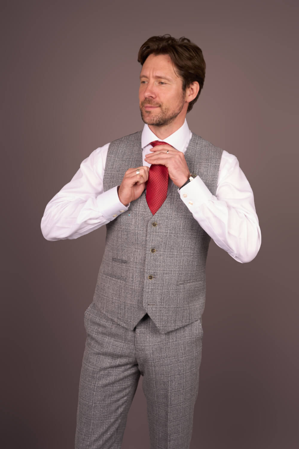 Costum bărbătesc gri, model clasic în carouri, slim fit, din 3 piese