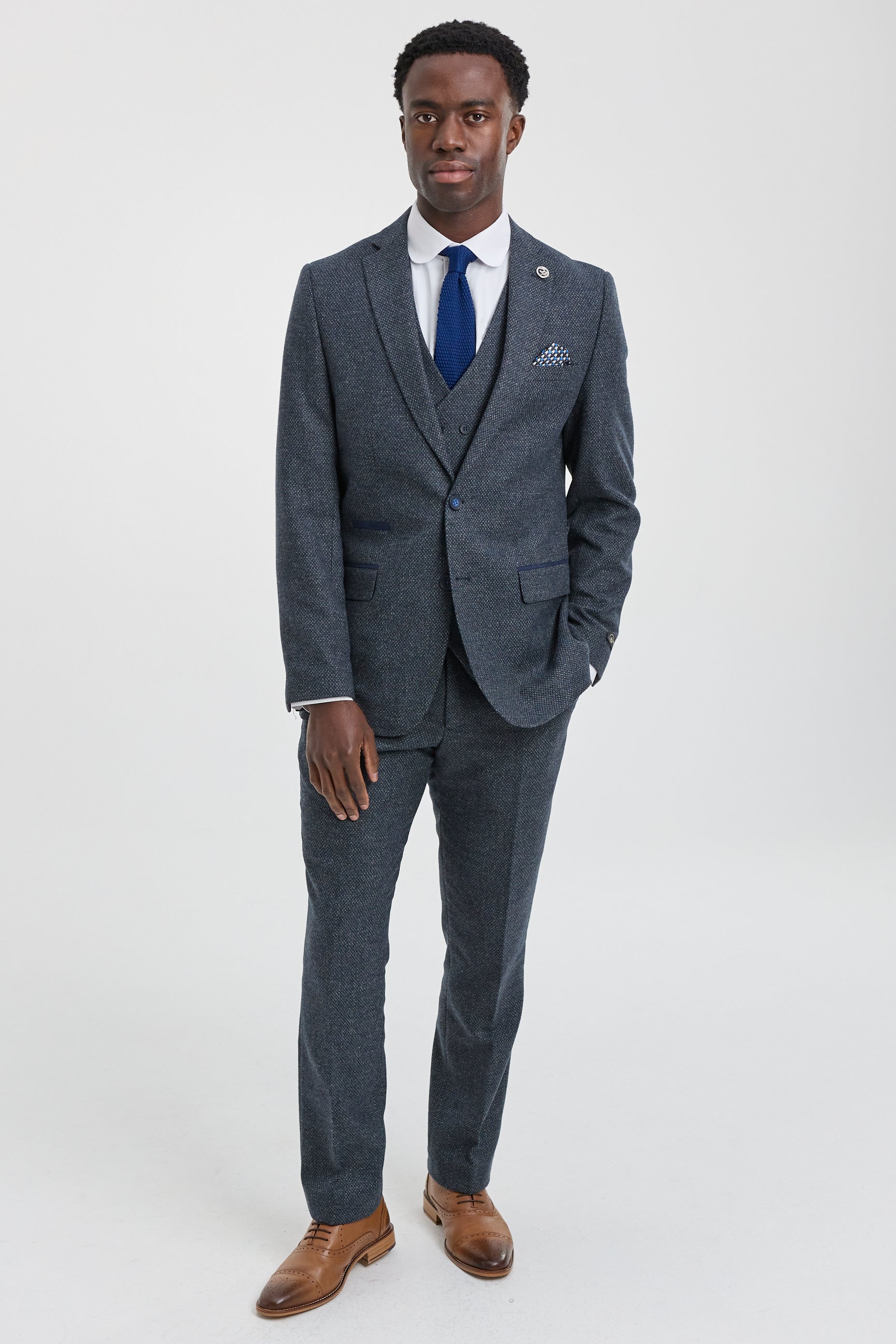 Costum bărbătesc bleumarin din 3 piese cu vestă dublă de nasture