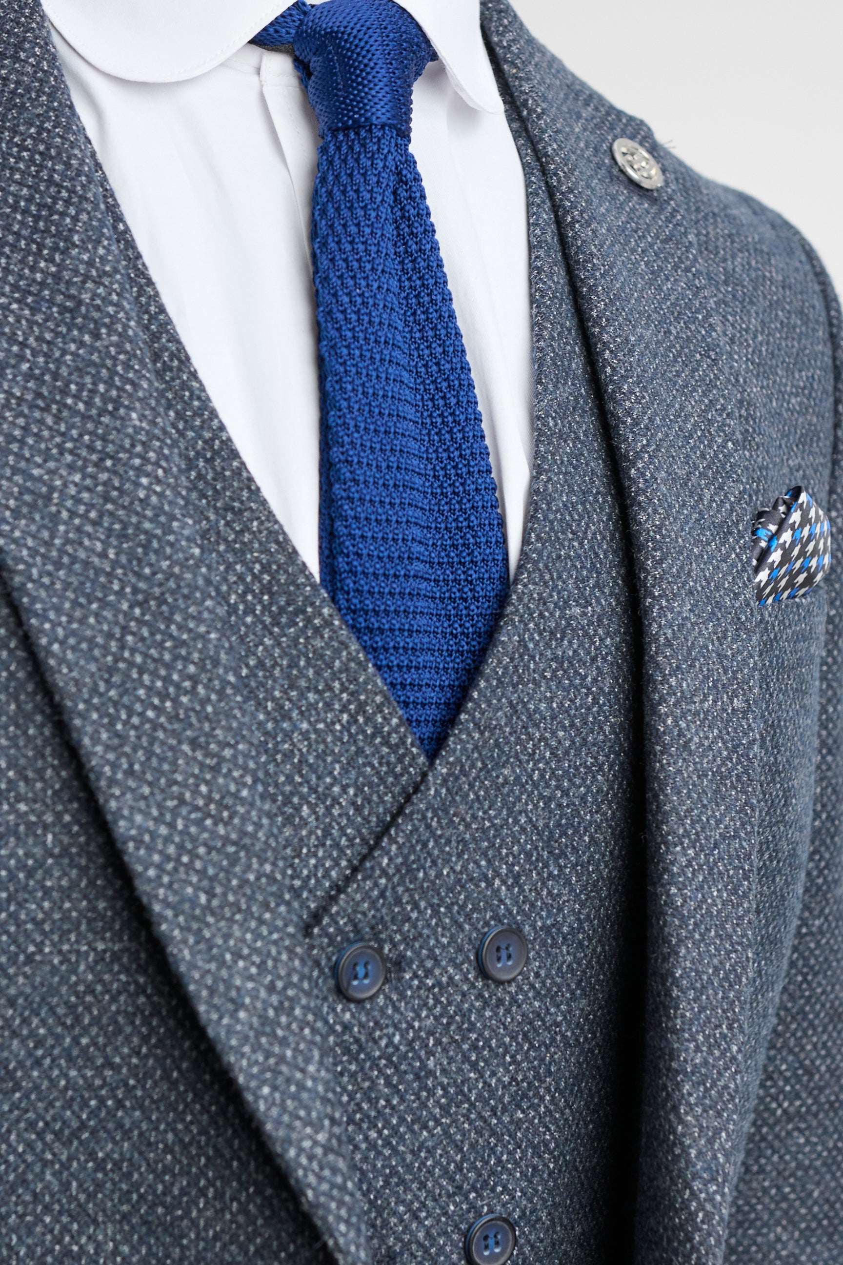 Costum bărbătesc bleumarin din 3 piese cu vestă dublă de nasture